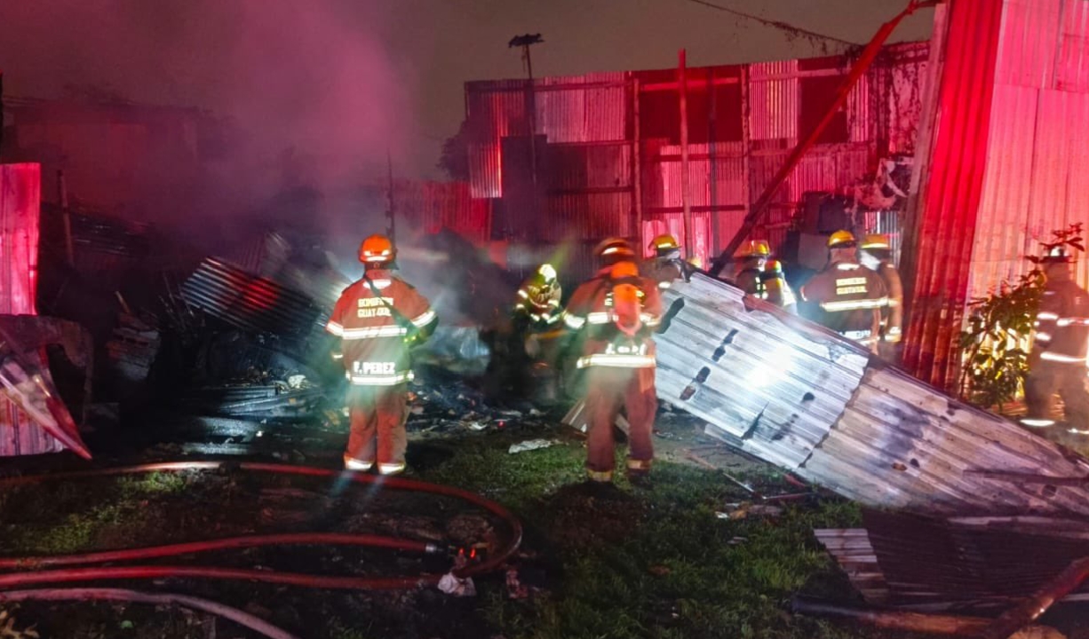 Incendio en recicladora de Monte Sinaí sin víctimas ni heridos