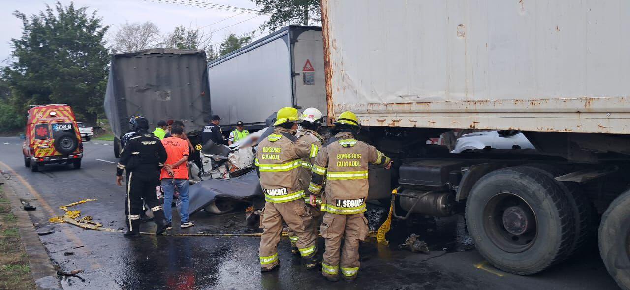 Conductor atrapado en vehículo tras accidente de tránsito fue rescatado