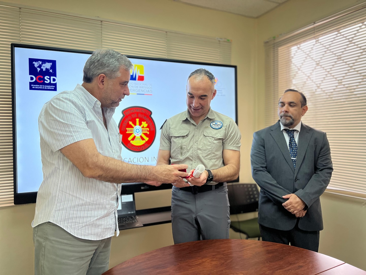 Cnel. Martín Cucalón de Ycaza entregó reconocimiento al Tte. Cnel. Emmanuel Chapeau